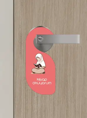 Kitap Okuyorum. Kız Kapı Askısı Kapı Uyarı Levhası - Bemenda